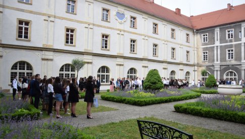 Rok szklony uroczyście żegnają dziś również uczniowie I Liceum Ogólnokształcącego im. Bolesława Chrobrego w Kłodzku.