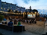 Przy Miejskim Ośrodku Kultury w Nowej Rudzie powstała plaża i plenerowe kino, gdzie w ramach Filmowego lata na pograniczu organizowane są seanse filmowe. 