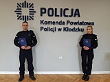 Akty ślubowania nowo przyjętym wręczył p. o. Zastępca Komendanta Powiatowego Policji w Kłodzku.