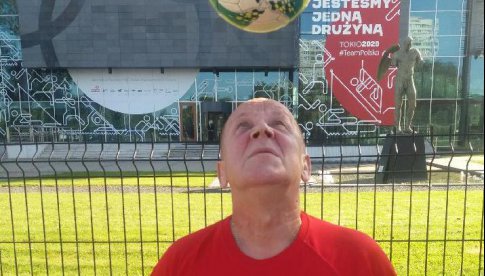 Wielokrotny rekordzista Księgi rekordów Guinnessa w podbijaniu różnych rodzajów piłek, Janusz Chomontek przyjedzie do Kłodzka.