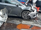 na ul. Bohaterów Getta w Kłodzku doszło do zderzenia dwóch pojazdów marki: Toyota i Opel