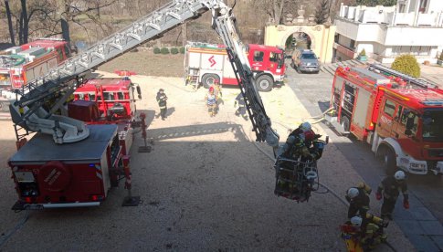 Strażackie ćwiczenia na terenie zamku w Międzylesiu