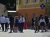 Szczytna: absolwenci odtańczyli poloneza [Foto]