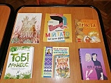 Półka z książkami dla dzieci w języku ukraińskim w bibliotece gminy Kłodzko 