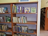 Półka z książkami dla dzieci w języku ukraińskim w bibliotece gminy Kłodzko 