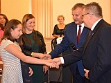Uzdolnione mieszkanki gminy Kłodzko otrzymały stypendia [Foto]