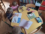 Dzieci w bibliotece w Krosnowicach