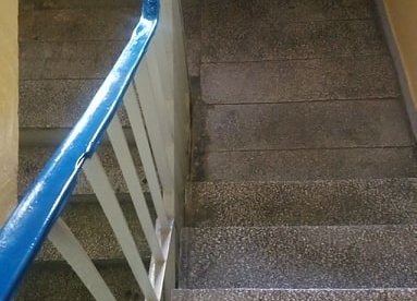 Spółdzielnia dezynfekuje klatki schodowe