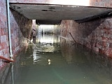 [FOTO] Po deszczu przejście podziemne notorycznie zalane. Strażacy wypompowali wodę