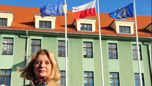 Radny chce, by flagi unijne na stałe zawisły na maszcie przy Urzędzie Miasta