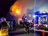 [FOTO] Nocny pożar domu w Czernicy. Pogorzelcy potrzebują pomocy!