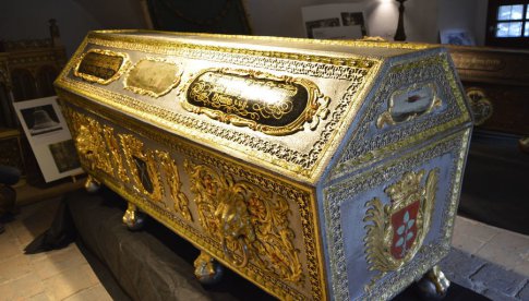 Zabytkowy sarkofag rodziny Hochbergów wrócił do Świebodzic
