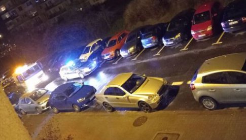 [FOTO] Kompletnie pijany 45-latek uszkodził zaparkowane auta