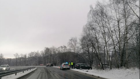 [FOTO] Trudne warunki na drogach. Stłuczka 3 aut na dk35
