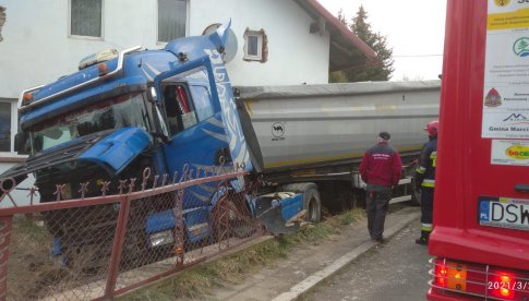 [FOTO] Samochód ciężarowy staranował ogrodzenie