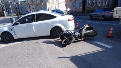 [FOTO] Zderzenie osobówki z motocyklem