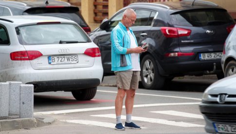 Wpatrzeni w telefony komórkowe na przejściach: są pierwsze pouczenia dla pieszych
