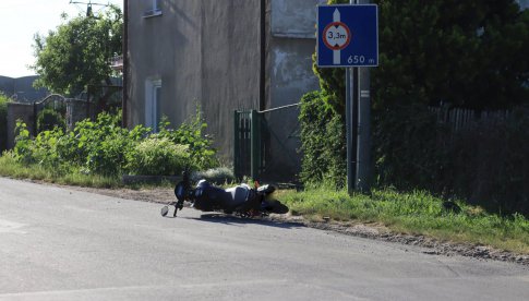 Zderzenie osobówki z motocyklem na skrzyżowaniu w Jagodniku