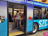 [FOTO] Spora kolejka do autobusu, w którym wykonywane są szczepienia