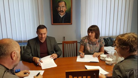 Podpisano umowę z wykonawcą prac w świetlicy wiejskiej w Rudnicy