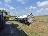 [FOTO] Kierowca ciężarówki wjechał do rowu