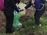 [FOTO] Uczennice SP w Starym Jaworowie wysprzątały okolicę