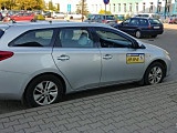 Elektryczny crossover jeździ w Taxi 19-19-0