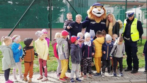 [FOTO] Dzielnicowi ze Słotwiny z wizytą w przedszkolu w Witoszowie Dolnym