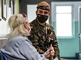 Żołnierze 16 DBOT wznawiają pomoc przy szczepieniach III dawką