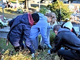 Uczniowie SP w Zastrużu sprzątali groby