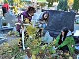 Uczniowie SP w Zastrużu sprzątali groby
