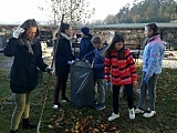 Uczniowie z Kostrzy posprzątali cmentarz