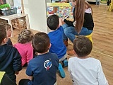 [FOTO] Dzieci z przedszkola w Kostrzy wysłuchały bajki o św. Mikołaju