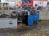 [FOTO] Ciężarówka wpadła do rzeki