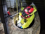 [FOTO] Strażacy uratowali psa, który wpadł do studni 