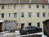 Lokatorzy wracają do swoich mieszkań w budynku, który został zniszczony przez wybuch gazu