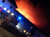 [FOTO] Nocny pożar hali
