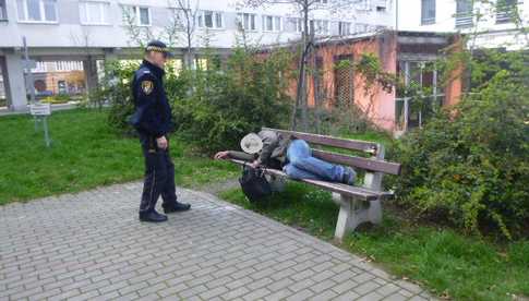 Bezdomni głównym powodem interwencji strażników miejskich. Jedna z kobiet leżała nieprzytomna w ogródku restauracyjnym