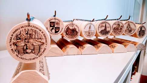 Powiększyła się kolekcja świdnickich znaczków turystycznych. Nowy wzór przedstawia jedną z charakterystycznych budowli miasta