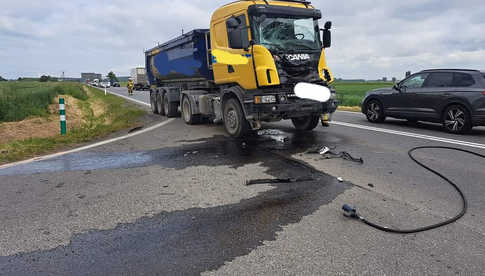 Zderzenie dwóch ciężarówek w Rusku