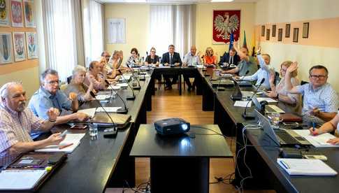 Udzielono absolutorium burmistrzowi Żarowa. Podczas sesji podsumowano wydatki budżetowe w ubiegłym roku [FOTO]