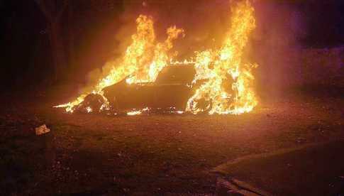 [FOTO] Pożar osobówki. Samochód spłonął doszczętnie 