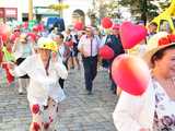 [FOTO] Seniorzy opanowali centrum miasta! Defilada Uśmiechu okrążyła świdnicki rynek