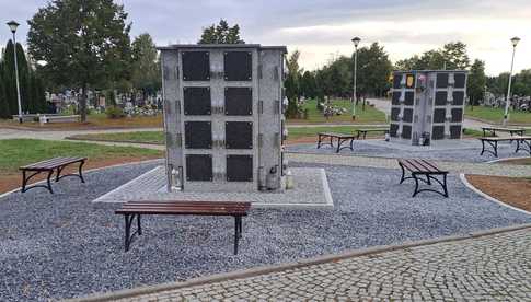Odnowiono otoczenie kolumbarium na cmentarzu przy ul. Słowiańskiej