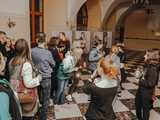 [FOTO] Lampiony, krwawe napisy i przerażające eksponaty. Śmiałkowie zwiedzili bibliotekę w halloweenowym wydaniu