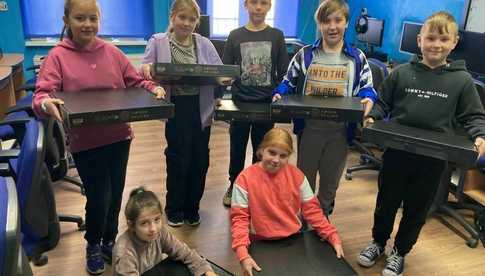 [FOTO] Uczniowie z Olszan otrzymali laptopy