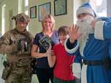 [FOTO] Niebieski Mikołaj w szpitalu Latawiec. Podopiecznych odwiedzili funkcjonariusze świdnickiej komendy