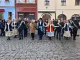[WIDEO, FOTO] Maturzyści zatańczyli poloneza na świdnickim rynku po raz osiemnasty