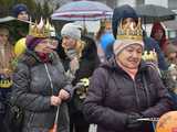 [WIDEO, FOTO] Trzej Królowie zawitali do Mokrzeszowa. Mieszkańcy przeszli w uroczystym orszaku