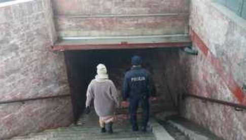 Policjanci z Komisariatu w Żarowie kontrolują pustostany i inne miejsca, gdzie przebywać mogą osoby bezdomne